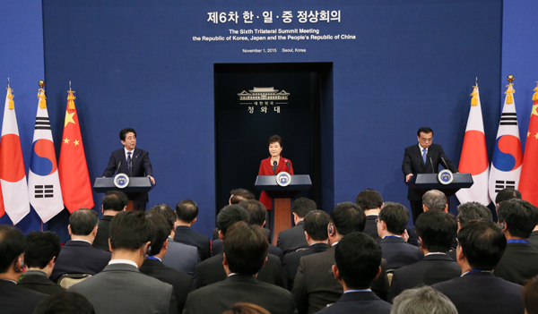 Photograph of the Japan-China-ROK joint press announcement (1)