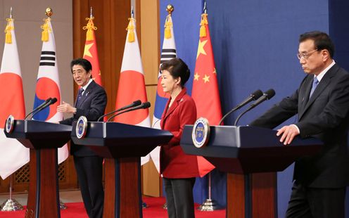 Photograph of the Japan-China-ROK joint press announcement (2)