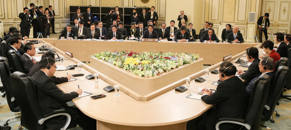 Photograph of the Japan-China-ROK Trilateral Summit Meeting (2)