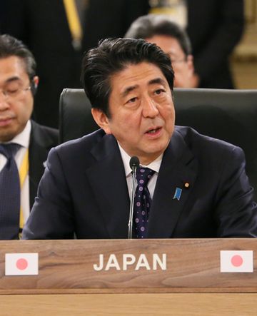 Photograph of the Prime Minister making a statement at the Japan-China-ROK Trilateral Summit Meeting