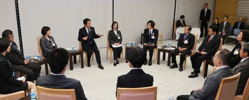 Photograph of the Prime Minister conversing with participants (2)