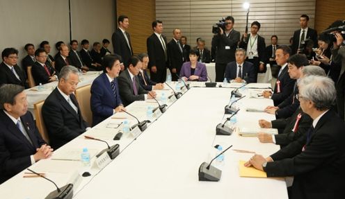 Photograph of the Prime Minister making a statement (2)