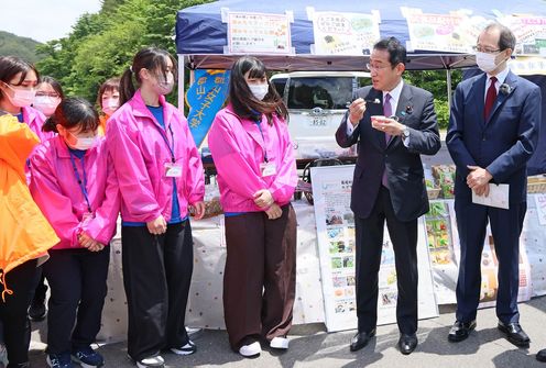 Photograph of the Prime Minister visiting an exhibition booth (3)