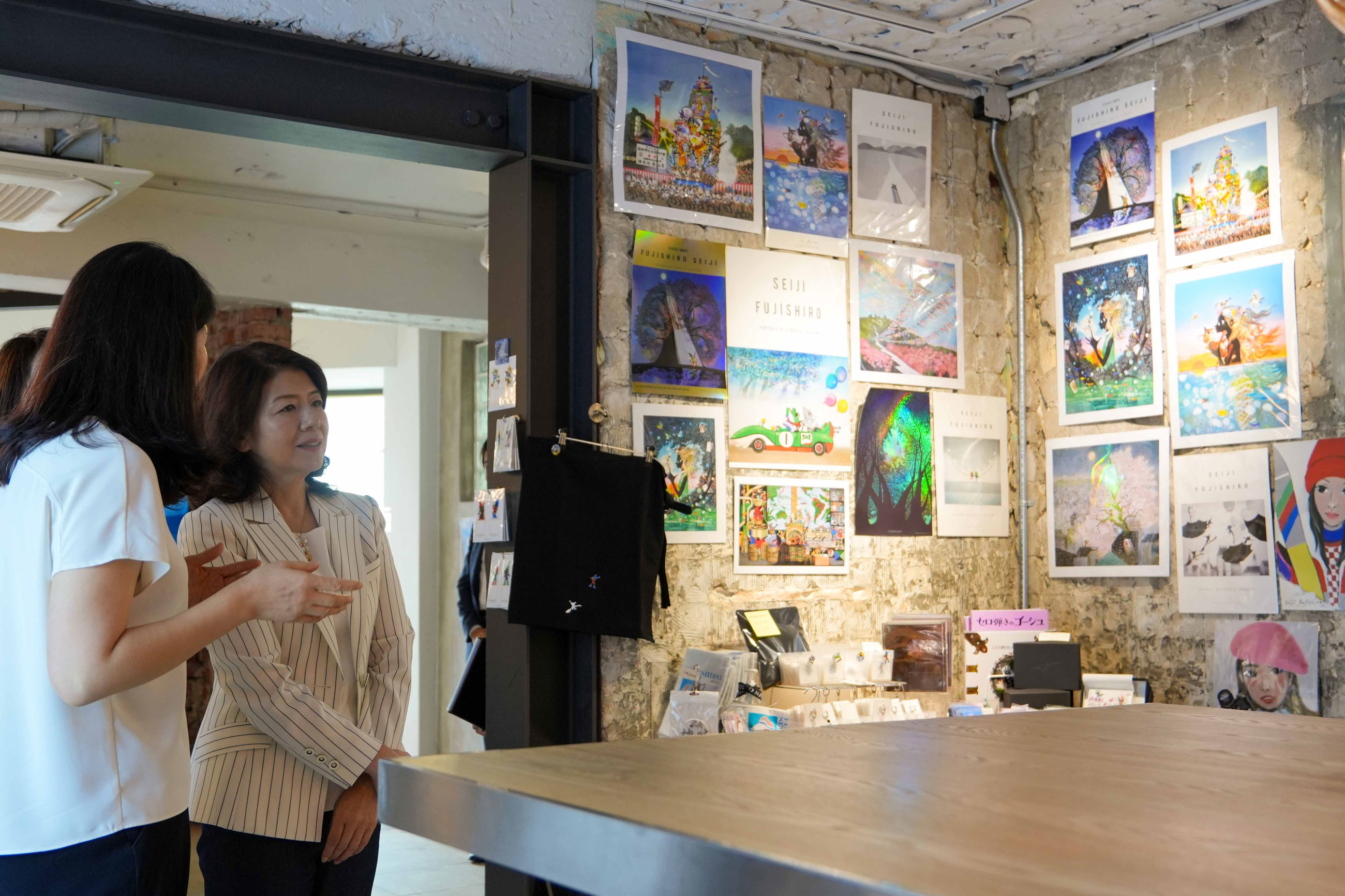 Mrs. Kishida visiting the Seiji Fujishiro Bukchon Space (4)