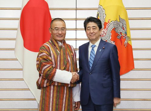 Photograph of the leaders shaking hands