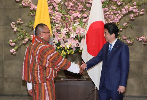 Photograph of the leaders shaking hands