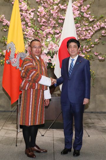 Photograph of the leaders shaking hands