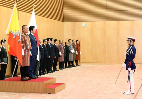 Photograph of Prime Minister Abe welcoming the Prime Minister of Bhutan