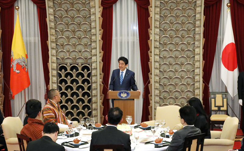 Photograph of the Prime Minister delivering an address at the dinner banquet