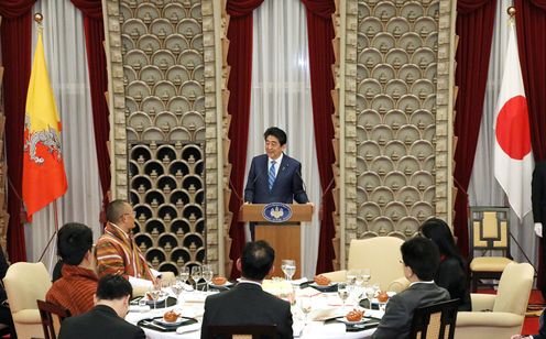 Photograph of the Prime Minister delivering an address at the dinner banquet