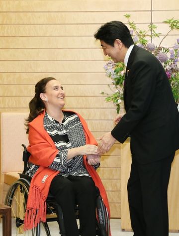 Photograph of the Prime Minister shaking hands with the Vice President of Argentina