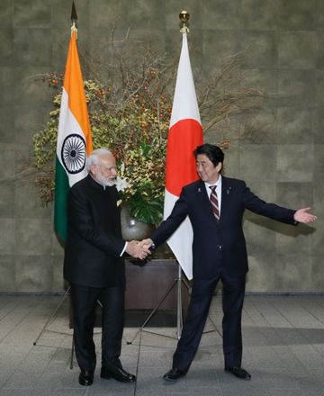 Photograph of the Prime Minister welcoming the Prime Minister of India