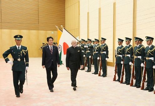 Photograph of the salute and the guard of honor (2)