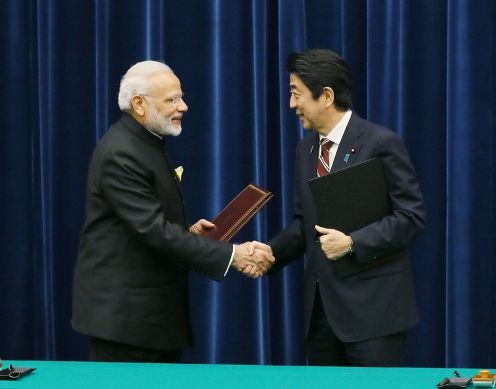 Photograph of the leaders at the signing ceremony (2)