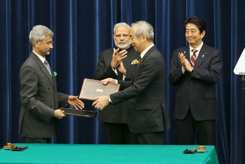 Photograph of the leaders attending the signing ceremony (1)