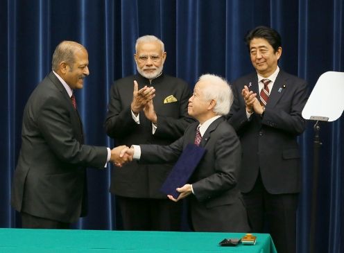 Photograph of the leaders attending the exchange of documents (1)