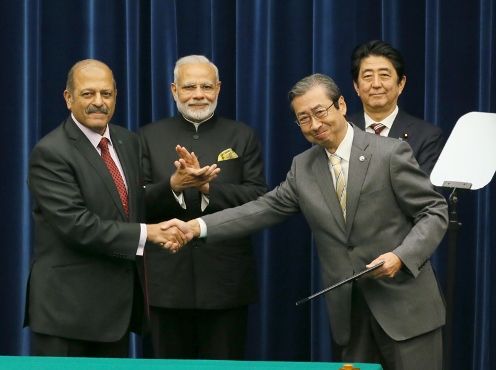 Photograph of the leaders attending the exchange of documents (2)