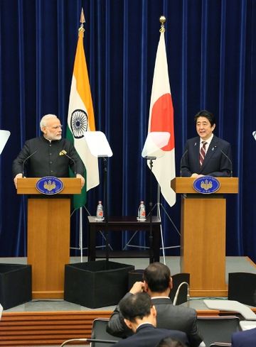 Photograph of the joint press announcement (1)