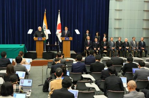 Photograph of the joint press announcement (2)