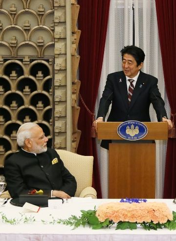 Photograph of the Prime Minister delivering an address at the dinner banquet