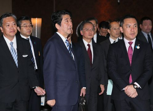Photograph of the Prime Minister visiting the planned site for the Ise-Shima Summit (2)