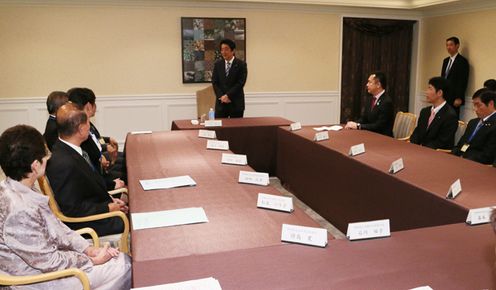 Photograph of the Prime Minister encouraging local supporters from Mie Prefecture (1)