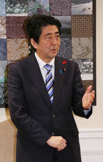 Photograph of the Prime Minister encouraging local supporters from Mie Prefecture (2)
