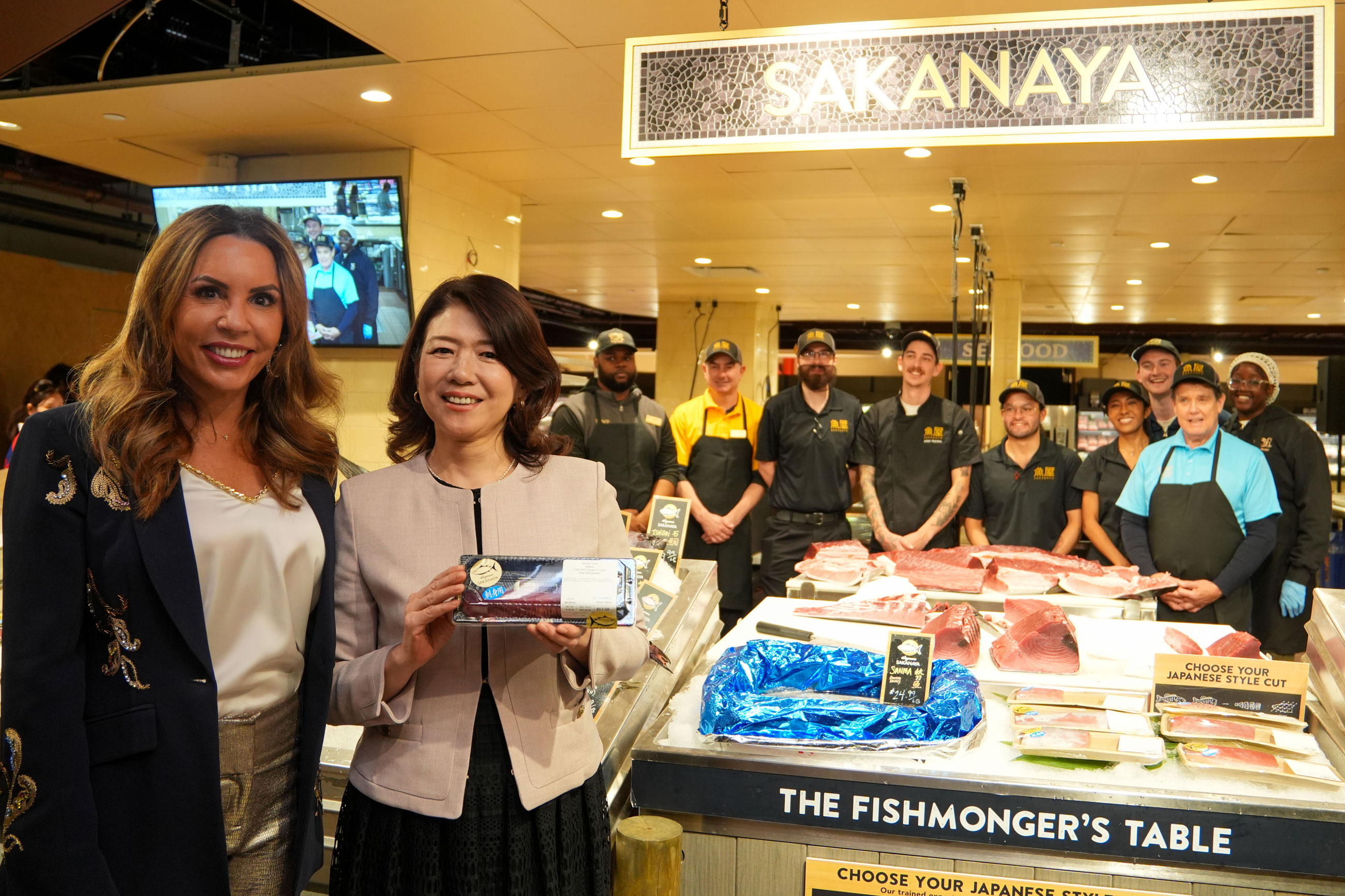 Mrs. Kishida visiting the Japanese food section of a long-established supermarket (4)