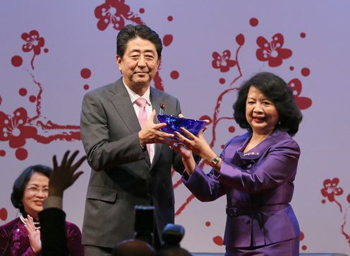 Photograph of the Prime Minister receiving the Global Women’s Leadership Award (1)