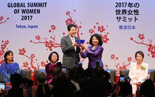 Photograph of the Prime Minister receiving the Global Women’s Leadership Award (2)
