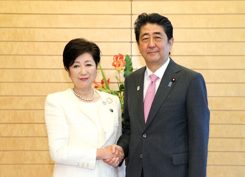 Photograph of the Prime Minister shaking hands with Governor Koike