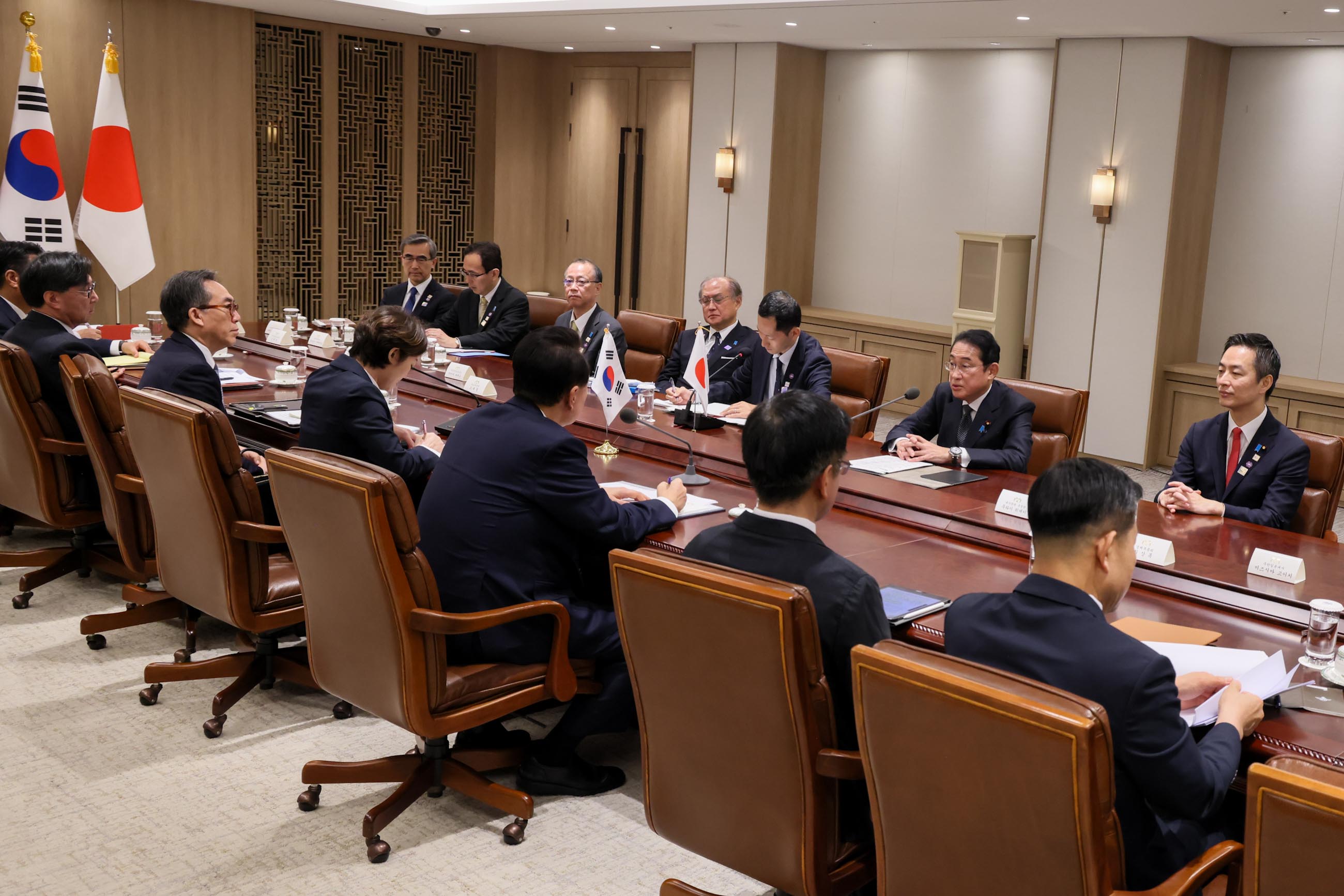 Japan-ROK Summit Meeting (plenary meeting) (2)