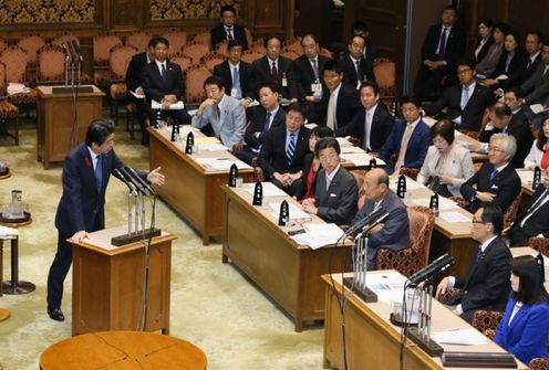 Photograph of the Prime Minister answering questions at the meeting of the Budget Committee of the House of Councillors (1)