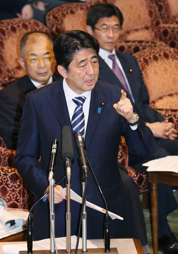 Photograph of the Prime Minister answering questions (1)