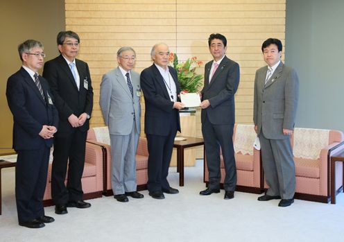 Photograph of the Prime Minister being presented with the Joint Statements (1)