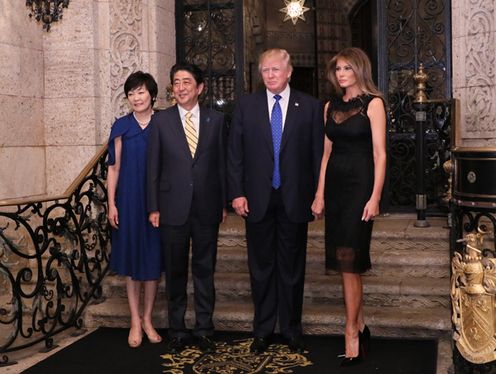 Photograph of the commemorative photograph session prior to dinner