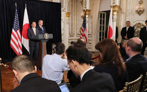 Photograph of the Japan-U.S. joint press announcement (2)