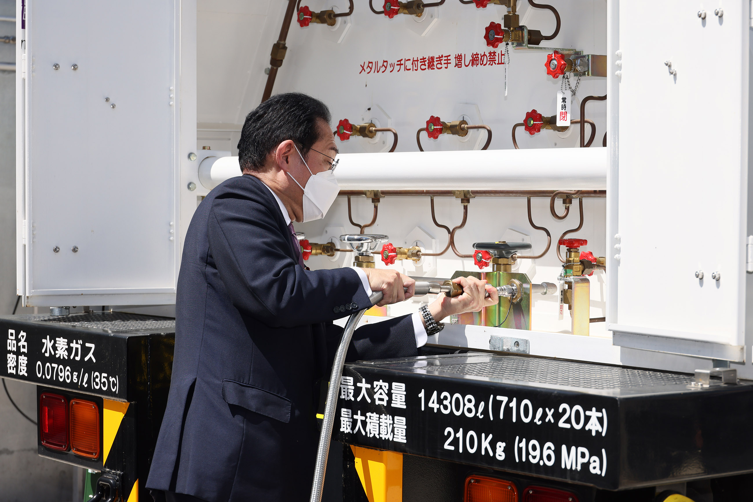 Photograph of the Prime Minister visiting the Komekurayama Electric Power Storage Technology Research Site (4)