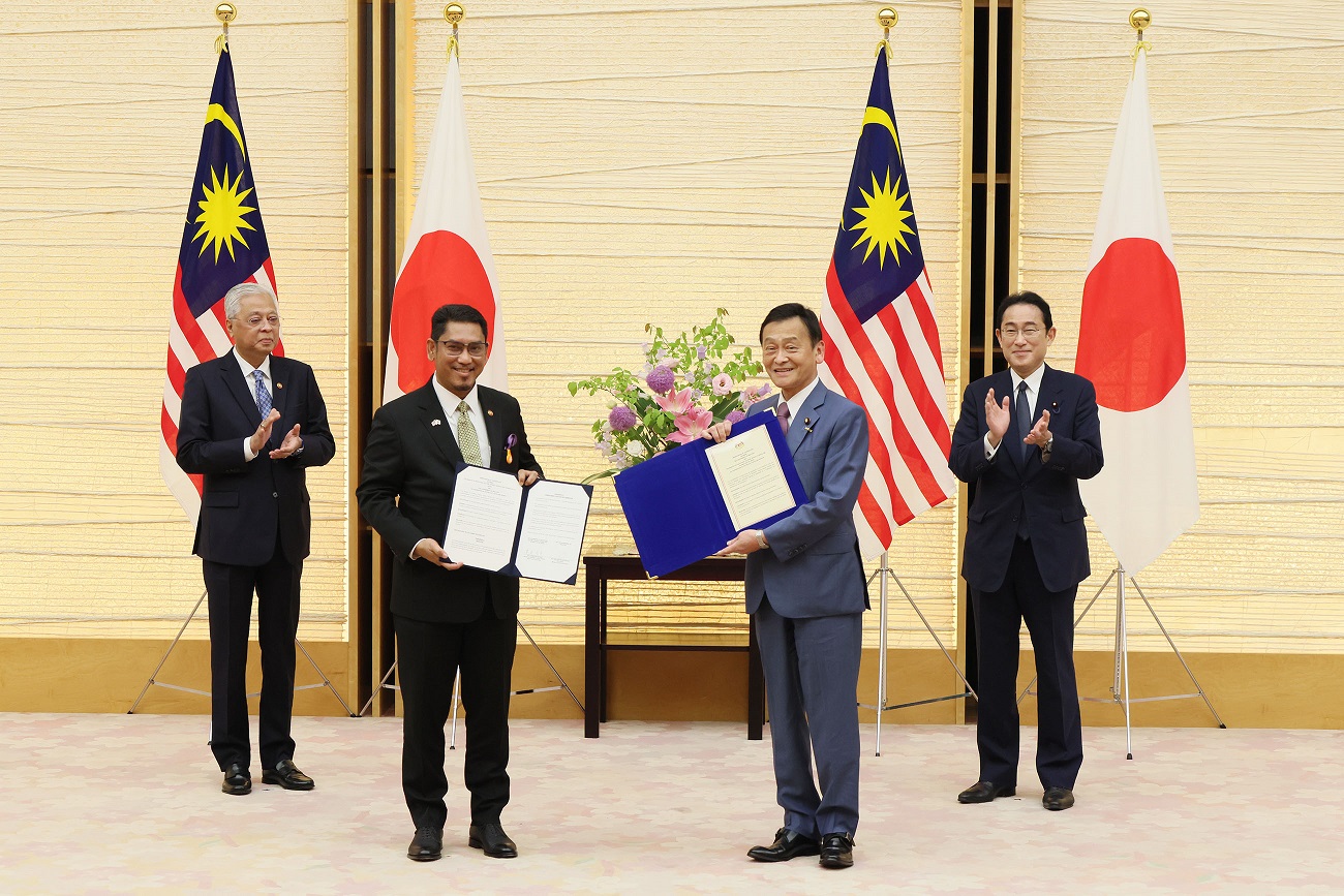 Photograph of an exchange of documents ceremony (6)