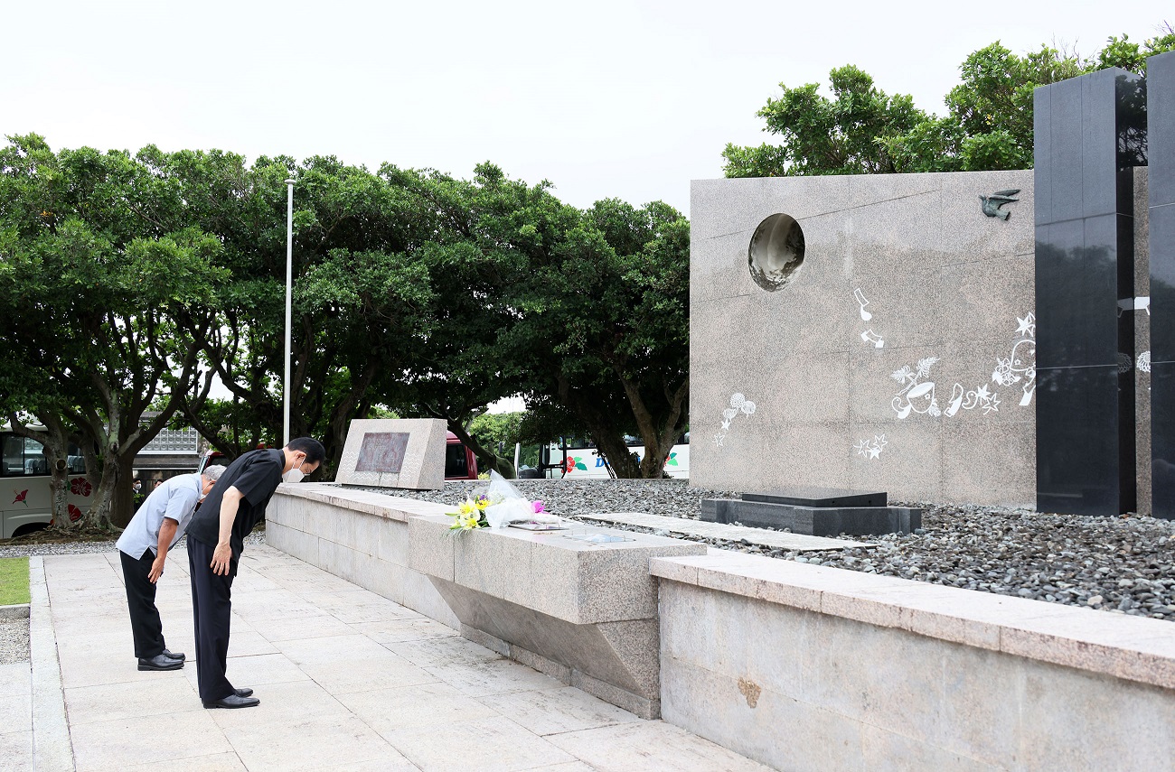 Photograph of the Prime Minister offering flowers at the Hiroshima Monument (2)