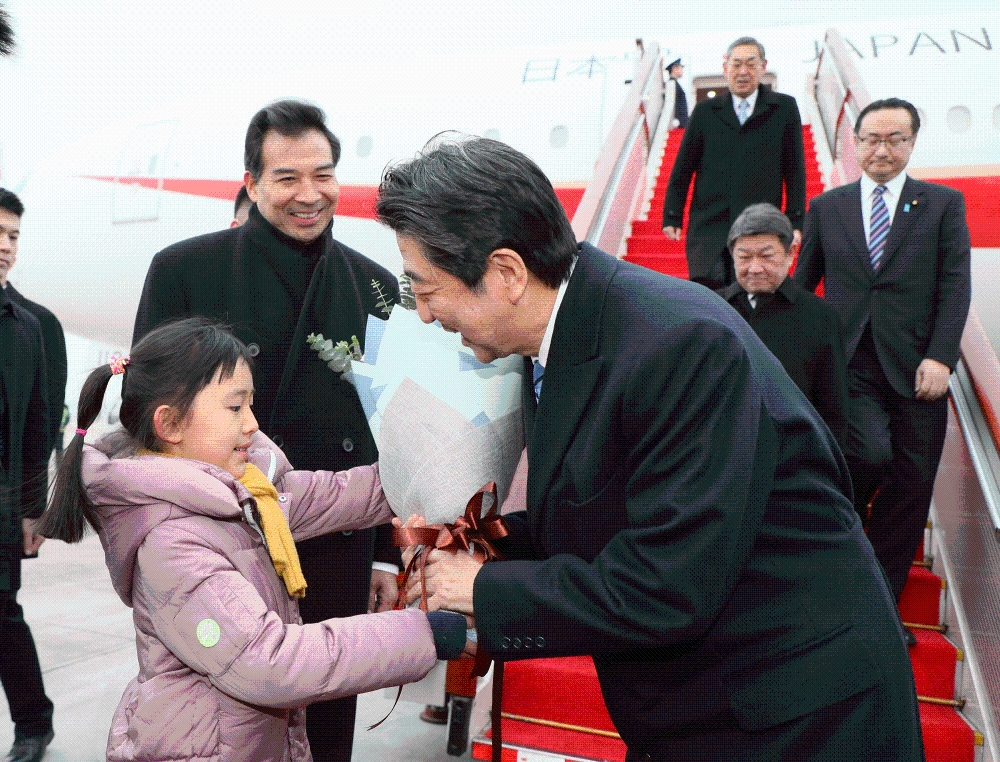 Photograph of the Prime Minister arriving in Beijing (1)