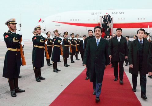 Photograph of the Prime Minister arriving in Beijing (2)