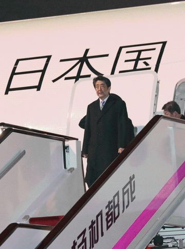 Photograph of the Prime Minister arriving in Chengdu (1)
