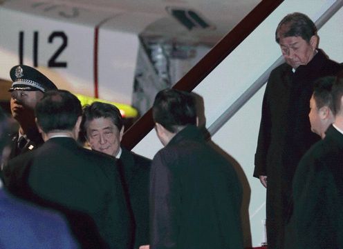 Photograph of the Prime Minister arriving in Chengdu (2)