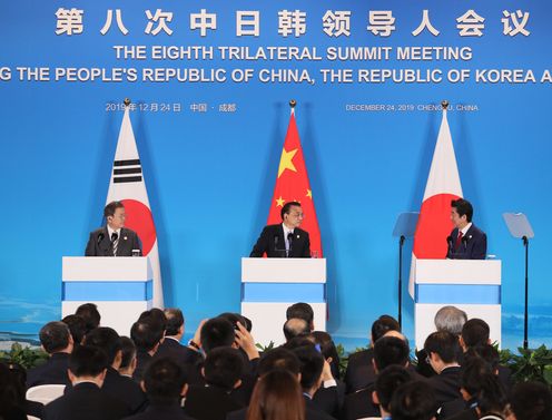 Photograph of the Japan-China-ROK joint press announcement (1)