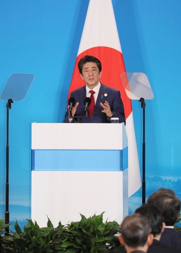 Photograph of the Japan-China-ROK joint press announcement (2)