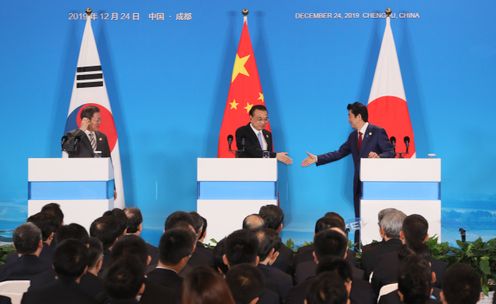 Photograph of the leaders of Japan and the ROK shaking hands (1)