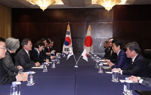 Photograph of the Japan-ROK Summit Meeting (2)