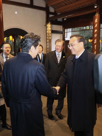 Photograph of the Prime Minister attending the ceremony to commemorate the 20th anniversary of Japan-China-ROK trilateral cooperation (1)