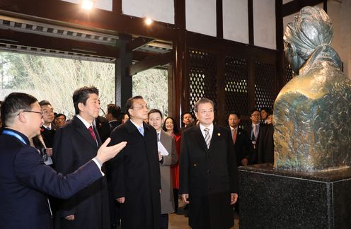 Photograph of the Prime Minister attending the ceremony to commemorate the 20th anniversary of Japan-China-ROK trilateral cooperation (2)